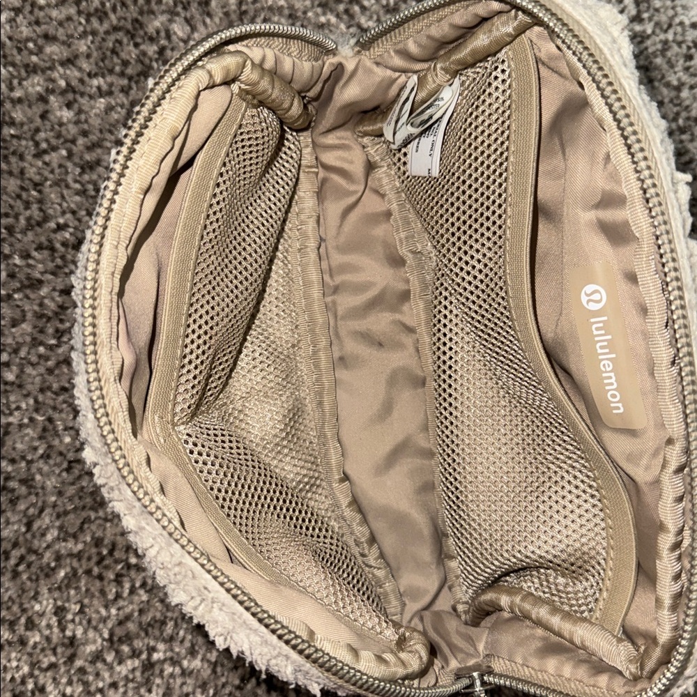 Lululemon Everywhere Fleece Belt Bag in Light Ivory - Picture 3 of 5